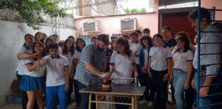 UNIVERSIDAD-ESTADO El rector de la UNNE y estudiantes secundarios cincelaron el bastón de mando del próximo gobernador del Chaco