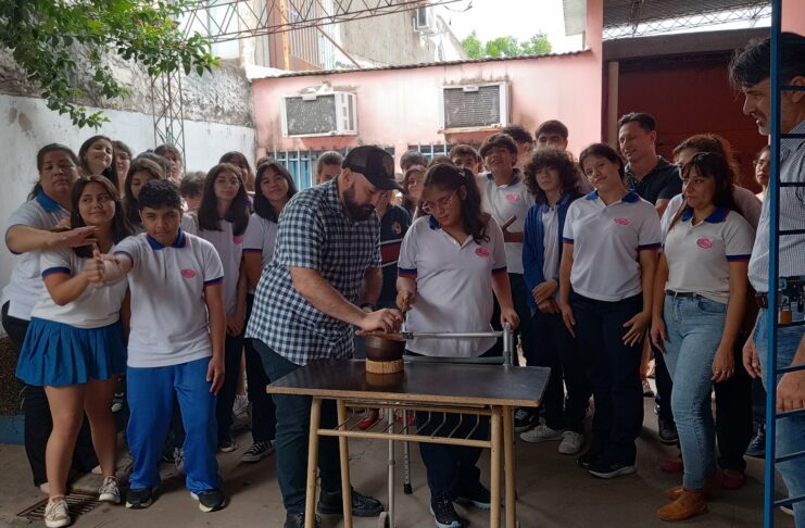 El rector de la UNNE y estudiantes secundarios cincelaron el bastón de mando del próximo gobernador del Chaco