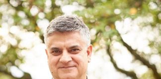 Graduados Uno de los cirujanos más prestigiosos de Inglaterra se graduó en la UNNE Héctor Daniel González se recibió en la UNNE y se destaca en Inglaterra