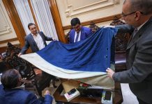 Donación al gobierno de Corrientes Derecho entregó dos banderas de batallas históricas del siglo XIX