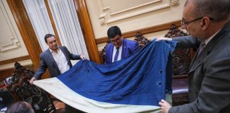 Donación al gobierno de Corrientes Derecho entregó dos banderas de batallas históricas del siglo XIX