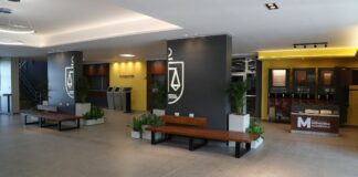 SEDE CENTRAL Y EXTENSIONES ÁULICAS Anuncian la clase inaugural para aspirantes  a la carrera de Abogacía 2024 Hall del campus universitario en Corrientes.