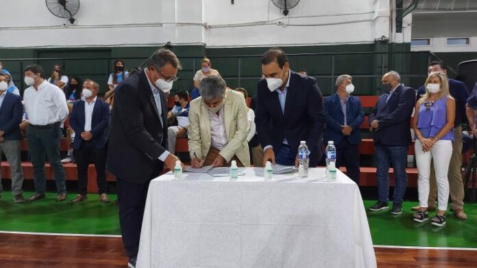 La firma del acuerdo entre Medicina UNNE y el Gobierno de Corrientes.