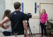 La producción estuvo a cargo del Área Audiovisual La Facultad de Ingeniería y Extensión Universitaria producen audiovisuales para el cursado remoto Filamación Clases Laboratorio Física Ingeniería