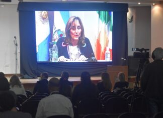 Prof. Delfina Veiravé Discurso de la Rectora en la entrega de los títulos cien mil y cien mil uno a estudiantes indígenas