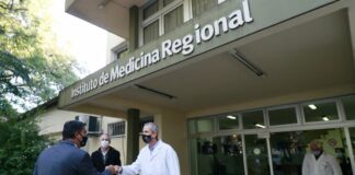 COMPROMISO DE TRABAJO CONJUNTO El gobernador del Chaco visitó el Instituto de Medicina Regional, destacó el valor de los nuevos equipos y el aporte en esta pandemia El gobernador del Chaco visitó el Instituto de Medicina Regional de la UNNE, agradeció el aporte y renovó el compromiso de trabajo conjunto