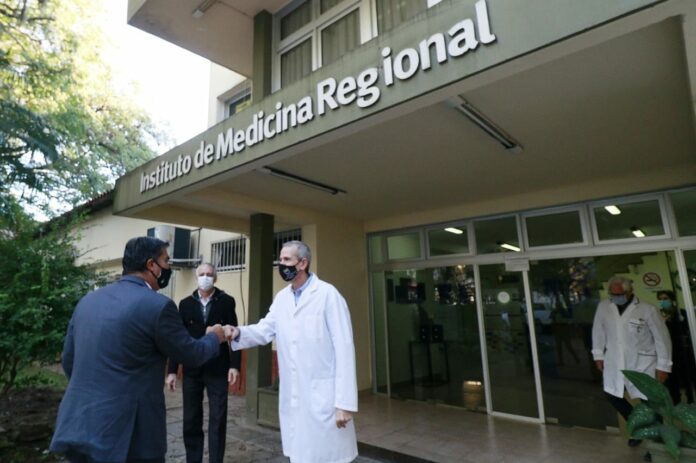 El gobernador del Chaco visitó el Instituto de Medicina Regional de la UNNE, agradeció el aporte y renovó el compromiso de trabajo conjunto