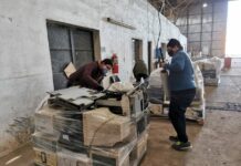 TRAS UN OBLIGADO FRENO POR LA PANDEMIA Residuos Informáticos: con una carga de una tonelada y media, se reactivaron los envíos de RAEES de la UNNE para su tratamiento Los RAEEs son embalados en palets para su cuidado y mejor traslado hacia la planta de tratamiento.