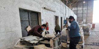 TRAS UN OBLIGADO FRENO POR LA PANDEMIA   Residuos Informáticos: con una carga de una tonelada y media, se reactivaron los envíos de RAEES de la UNNE para su tratamiento Los RAEEs son embalados en palets para su cuidado y mejor traslado hacia la planta de tratamiento.