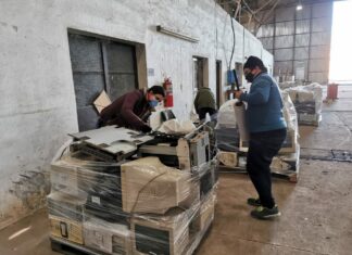 TRAS UN OBLIGADO FRENO POR LA PANDEMIA Residuos Informáticos: con una carga de una tonelada y media, se reactivaron los envíos de RAEES de la UNNE para su tratamiento Los RAEEs son embalados en palets para su cuidado y mejor traslado hacia la planta de tratamiento.