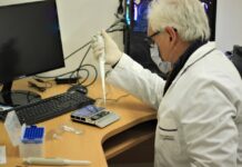 INSTITUTO DE MEDICINA REGIONAL Se realizó en la UNNE la primera secuenciación de muestras locales del SARS Cov2 y se identificaron variantes que circulan en Chaco El Dr. Horacio Lucero encabeza el equipo que realiza los procedimientos de secuenciación en el Instituto de Medicina Regional de la UNNE.