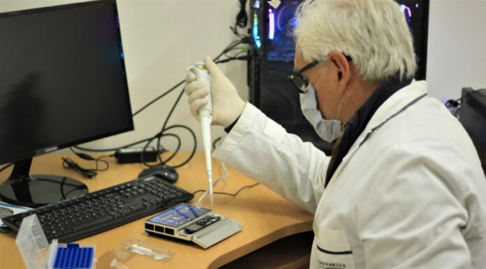 INSTITUTO DE MEDICINA REGIONAL Se realizó en la UNNE la primera secuenciación de muestras locales del SARS Cov2 y se identificaron variantes que circulan en Chaco El Dr. Horacio Lucero encabeza el equipo que realiza los procedimientos de secuenciación en el Instituto de Medicina Regional de la UNNE.