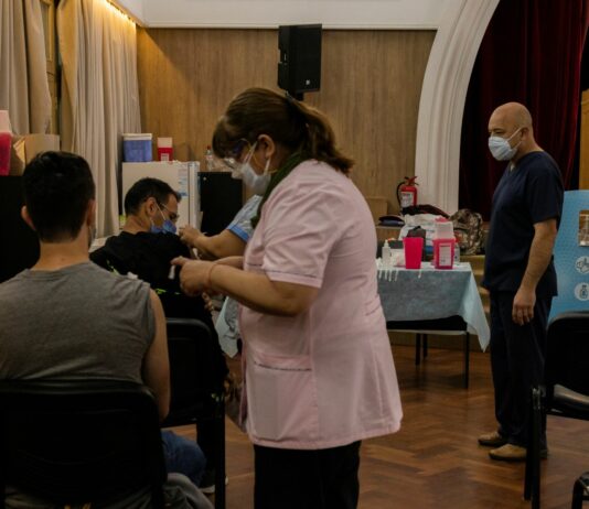 Vacunación contra el Covid-19: unos 900 trabajadores de la UNNE con residencia en el Chaco ya recibieron sus dosis La posta de vacunación funciona en el Campus Resistencia de la UNNE