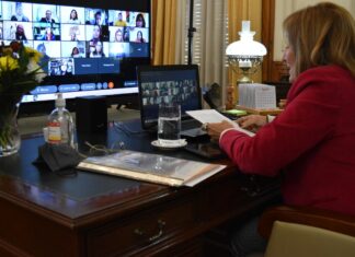 TALLERES VIRTUALES PARA AUTORIDADES, DOCENTES, NO DOCENTES Y ESTUDIANTES “Unne sin violencias”: comenzó el ciclo de capacitaciones y la Rectora destacó el rol de la universidad en la formación ciudadana La Rectora de la UNNE, Delfina Veiravé dejó inaugurado el ciclo de capacitaciones "Unne sin violencias", que se extenderá durante el resto del año y alcanzará a autoridades, docentes, no docentes y estudiantes.