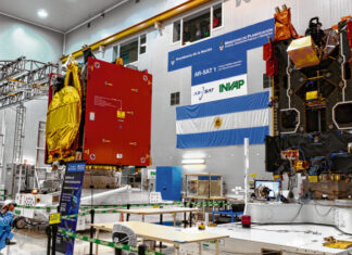 DECANA DE FACENA, VIVIANA GODOY GUGLIELMONE Acuerdo con INVAP: “Es muy importante la posibilidad de trabajo conjunto con una institución de tamaña relevancia” Investigadores de FaCENA podrán trabajar junto a sus pares del INVAP; y estudiantes y docentes de la Facultad, realizar pasantías en el instituto, a partir del acuerdo recientemente firmado.