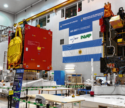 Acuerdo con INVAP: “Es muy importante la posibilidad de trabajo conjunto con una institución de tamaña relevancia” Investigadores de FaCENA podrán trabajar junto a sus pares del INVAP; y estudiantes y docentes de la Facultad, realizar pasantías en el instituto, a partir del acuerdo recientemente firmado.