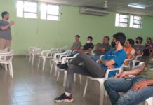 CAPACITACIÓN APÍCOLA EN LA REGIÓN IMPENETRABLE Productores apícolas reunidos con investigadores nacionales en el Centro Regional UNNE de Castelli-Chaco