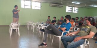 CAPACITACIÓN APÍCOLA EN LA REGIÓN IMPENETRABLE Productores apícolas reunidos con investigadores nacionales en el Centro Regional UNNE de Castelli-Chaco
