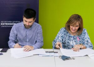 En Sáenz Peña, la rectora Veiravé firmó el acuerdo de cooperación con el intendente Bruno Cipolini.