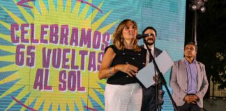 EL SÁBADO CONTINÚAN LAS CELEBRACIONES EN CORRIENTES Con un festival popular, la UNNE comenzó los festejos por sus 65 años en Resistencia “Quisimos celebrar estos 65 años de una manera diferente, compartiendo los festejos con la gente", dijo la rectora Delfina Veiravé durante los festejos en Resistencia.