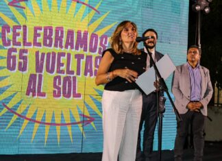 EL SÁBADO CONTINÚAN LAS CELEBRACIONES EN CORRIENTES Con un festival popular, la UNNE comenzó los festejos por sus 65 años en Resistencia “Quisimos celebrar estos 65 años de una manera diferente, compartiendo los festejos con la gente", dijo la rectora Delfina Veiravé durante los festejos en Resistencia.