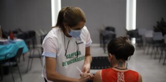 SE GESTIONA LA HABILITACIÓN DE MÁS PUNTOS EN CORRIENTES Y RESISTENCIA En Campus de la UNNE funciona puesto de vacunación contra el Covid-19 Mientras se trabaja junto a los gobiernos de Corrientes y Chaco, para habilitar más puntos de vacunación contra el Covid19, funciona el que se encuentra en el Campus Cabral de la UNNE.