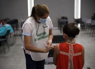SE GESTIONA LA HABILITACIÓN DE MÁS PUNTOS EN CORRIENTES Y RESISTENCIA En Campus de la UNNE funciona puesto de vacunación contra el Covid-19 Mientras se trabaja junto a los gobiernos de Corrientes y Chaco, para habilitar más puntos de vacunación contra el Covid19, funciona el que se encuentra en el Campus Cabral de la UNNE.