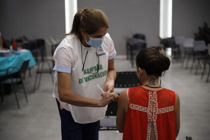 Mientras se trabaja junto a los gobiernos de Corrientes y Chaco, para habilitar más puntos de vacunación contra el Covid19, funciona el que se encuentra en el Campus Cabral de la UNNE.