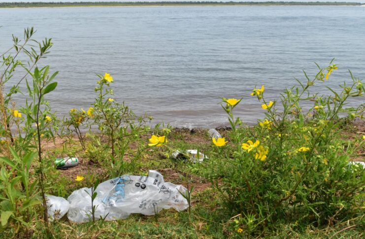 Un nuevo episodio de Abstract Podcast alerta sobre la contaminación de microplásticos en el Paraná