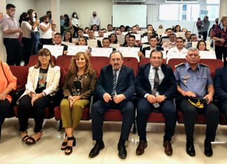 FORMADOS POR PROFESIONALES DEL INST. DE CRIMINALÍSTICA Y CRIMINOLOGÍA DE LA UNNE Casi 40 agentes de la Fuerza Policial de Corrientes recibieron su título de Licenciados en Seguridad Pública y Ciudadana