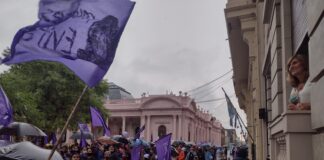 EN EL DÍA INTERNACIONAL DE LA MUJER  Veiravé: “A las mujeres nos exigen muchas más credenciales que a los varones” La Rectora de la UNNE, Delfina Veiravé saluda y aplaude la marcha del #8M, en el Día Internacional de la Mujer.