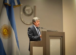 ACTOS PRESENCIALES TRAS EL ASPO POR CORONAVIRUS Casi un centenar de nuevos profesionales recibieron sus diplomas en la Facultad de Medicina