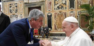 EL RECTOR DE LA UNNE EN EL VATICANO “Organizar la esperanza”, eje del documento que autoridades universitarias de América Latina y el Caribe acercaron al Papa Francisco EL rector de la UNNE, Dr. Omar Larroza participó del Encuentro de Rectores y Rectoras de Universidades Latinoamericanas y Caribeñas, en el que elaboraron propuestas para aportar a distintas problemáticas del mundo, que se presentó luego al Papa Francisco.