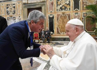 EL RECTOR DE LA UNNE EN EL VATICANO “Organizar la esperanza”, eje del documento que autoridades universitarias de América Latina y el Caribe acercaron al Papa Francisco EL rector de la UNNE, Dr. Omar Larroza participó del Encuentro de Rectores y Rectoras de Universidades Latinoamericanas y Caribeñas, en el que elaboraron propuestas para aportar a distintas problemáticas del mundo, que se presentó luego al Papa Francisco.
