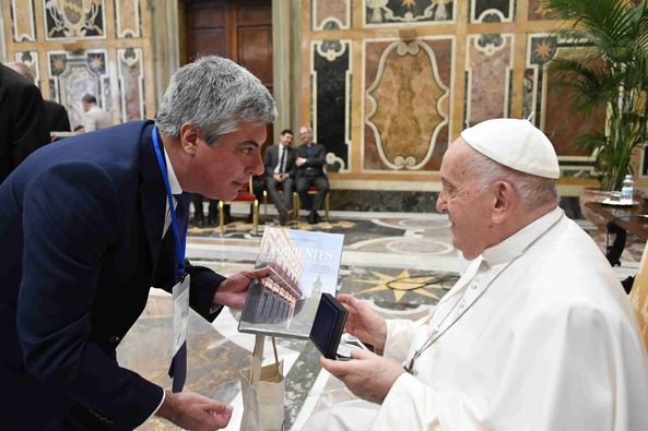 El rector de la UNNE entregó presentes al Papa, entre ellos un libro sobre Corrientes.