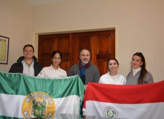 Estudiantes de enfermería de una universidad de Paraguay visitan el gabinete de simulación de Medicina