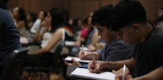 ASPIRANTES A LA CARRERA 2025 A salón lleno, se realizó la jornada “Ambientación a la vida Universitaria” de la Facultad de Derecho de la UNNE