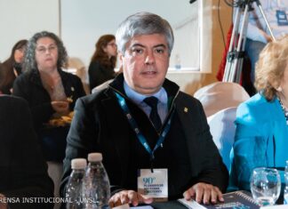 RECTOR OMAR LARROZA “Ratificamos nuestro compromiso para asegurar universidades de calidad educativa que enseñan, investigan y tienen un fuerte compromiso social” El rector de la UNNE, Dr. Omar Larroza participó del plenario en San Luis y rubricó las declaraciones.