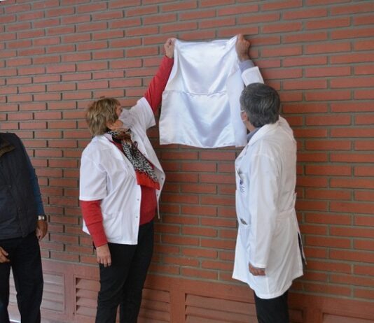 Descubrimiento de una placa por los 100 años de la insulina en la Facultad de Medicina de la Universidad Nacional del Nordeste