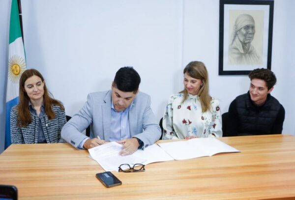 La firma del acuerdo entre la Facultad de Ciencias Económicas de la UNNE y el Instituto de Cultura del Chaco se realizó el lunes 13 de mayo pasado. (Fotos: gentileza Prensa Casa de Gobierno de Chaco.)