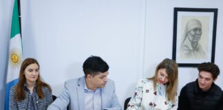 APORTE AL DESARROLLO DE LA COMUNIDAD La UNNE estudiará el impacto económico de las actividades culturales en Chaco La firma del acuerdo entre la Facultad de Ciencias Económicas de la UNNE y el Instituto de Cultura del Chaco se realizó el lunes 13 de mayo pasado. (Fotos: gentileza Prensa Casa de Gobierno de Chaco.)