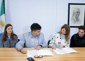 APORTE AL DESARROLLO DE LA COMUNIDAD La UNNE estudiará el impacto económico de las actividades culturales en Chaco La firma del acuerdo entre la Facultad de Ciencias Económicas de la UNNE y el Instituto de Cultura del Chaco se realizó el lunes 13 de mayo pasado. (Fotos: gentileza Prensa Casa de Gobierno de Chaco.)