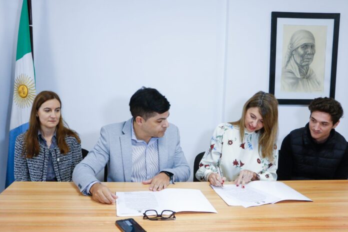 La firma del acuerdo entre la Facultad de Ciencias Económicas de la UNNE y el Instituto de Cultura del Chaco se realizó el lunes 13 de mayo pasado. (Fotos: gentileza Prensa Casa de Gobierno de Chaco.)