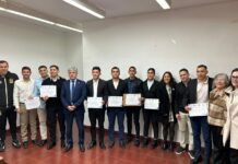 Árbitros federales de fútbol que no pudieron asistir a la AFA, recibieron su titulación de manos del rector Larroza