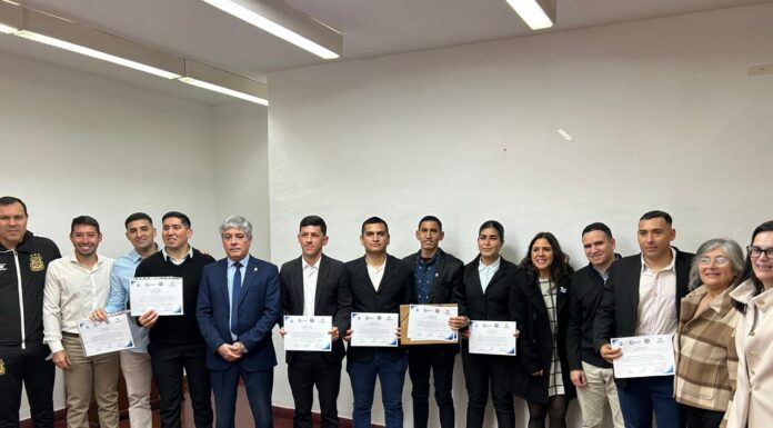 Árbitros federales de fútbol que no pudieron asistir a la AFA, recibieron su titulación de manos del rector Larroza