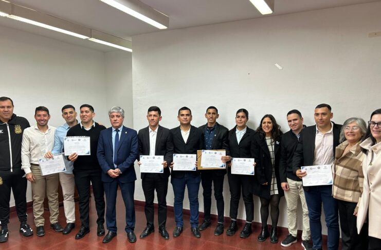 Árbitros federales de fútbol que no pudieron asistir a la AFA, recibieron su titulación de manos del rector Larroza
