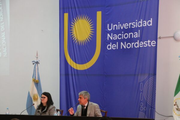 El rector de la UNNE, Omar Larroza presidió la sesión de la Asamblea Universitaria acompañado por la secretaria general Académica, Patricia Demuth. 