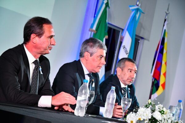 El rector de la UNNE, Omar Larroza, el decano electo Gabriel Romero y el decano saliente, Federico Veiravé presidieron el acto del que participaron más de 300 personas. 