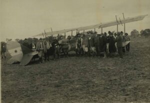 Avion utilizado durante la masacre de Napalpi , fotografiado por el equipo de Lehmann Nitsche.