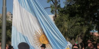 EN CORRIENTES En la Plaza 25 de Mayo, flamea altiva una nueva bandera argentina donada por la UNNE